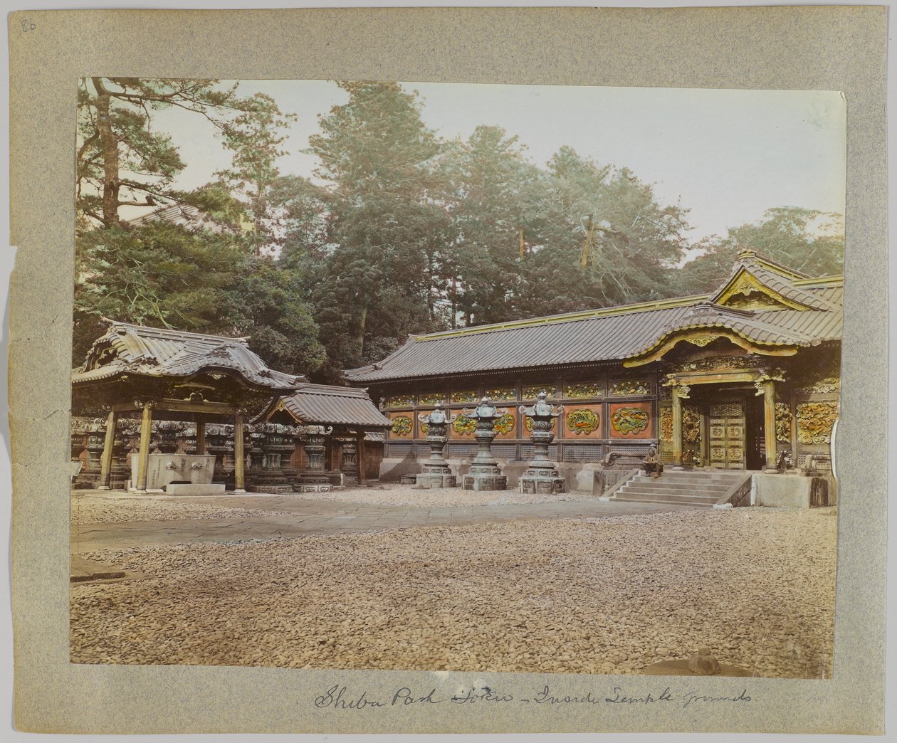 Inne på tempelområdet, Shiba Park, Tokyo, Japan (håndfarget svart/hvitt-bilde) av Japanese Photographer