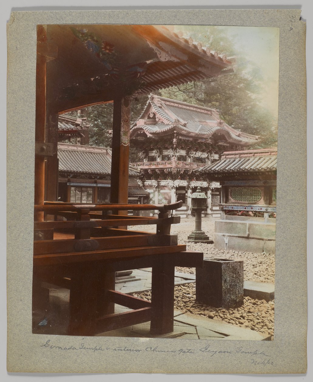 Innvendig port ved Tōshō-gū, Nikko, Japan (håndfarget svart/hvitt-bilde) av Japanese Photographer