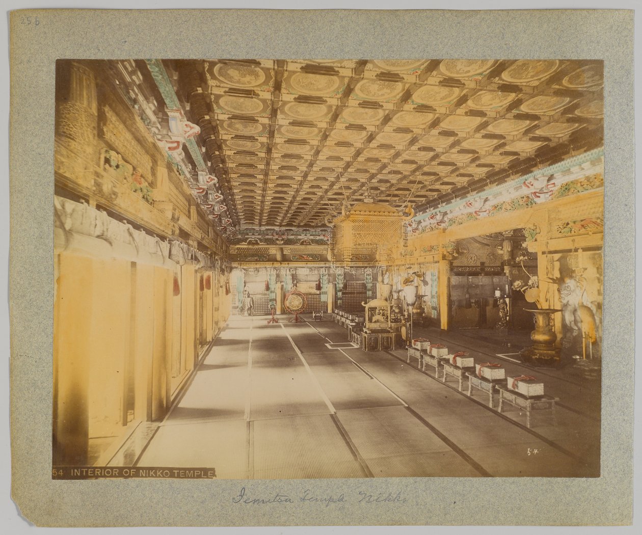 Interiør av Jemitsu Temple, Nikko, Japan (håndfarget s/h-bilde) av Japanese Photographer