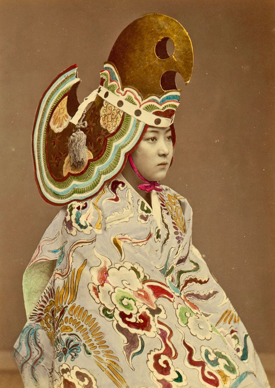 Japansk jente i tradisjonell drakt, ca. 1880 (håndfarget albumbilde) av Japanese Photographer
