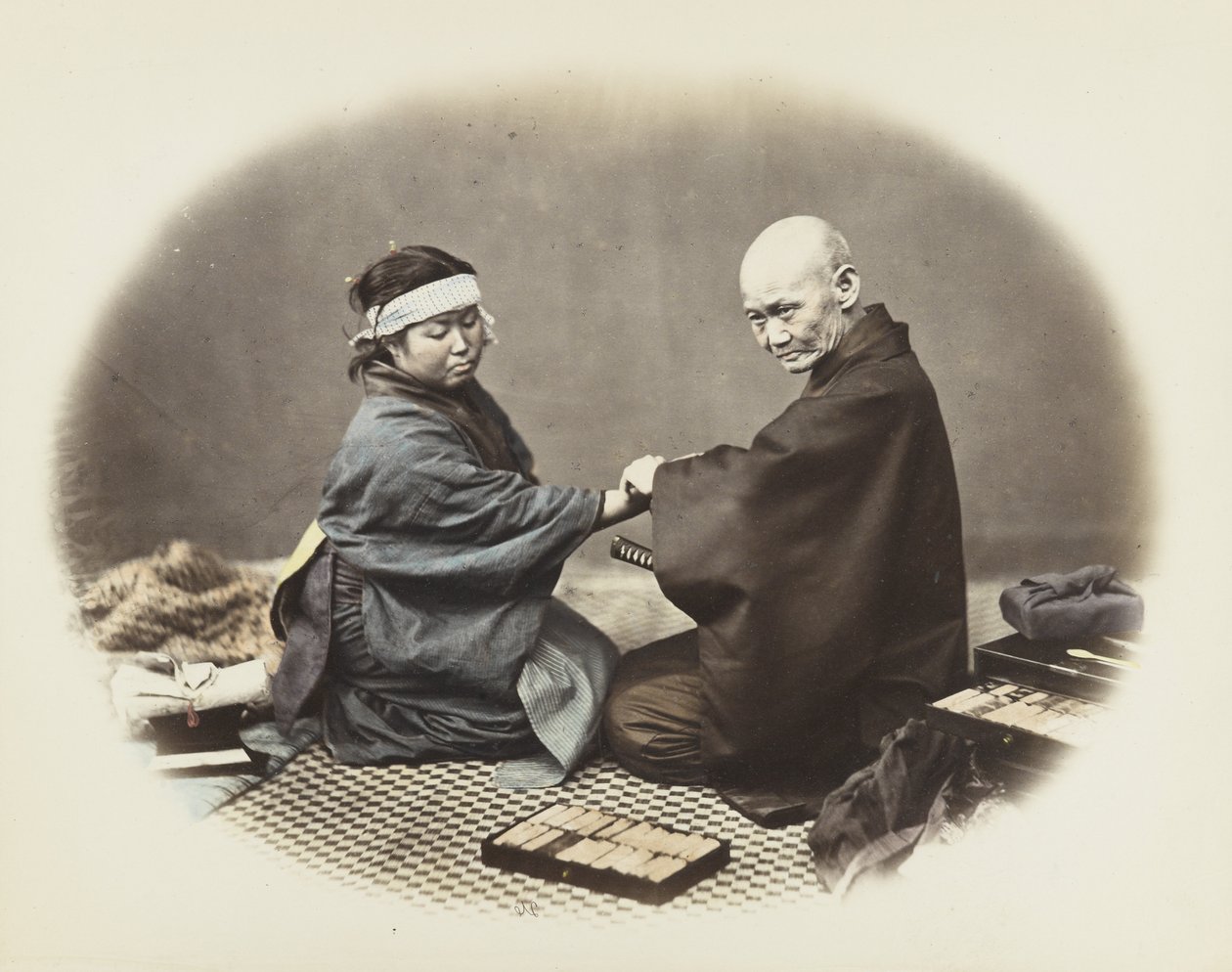 Japansk mann og kvinne i tradisjonell kjole (håndfarget s/h-bilde) av Japanese Photographer
