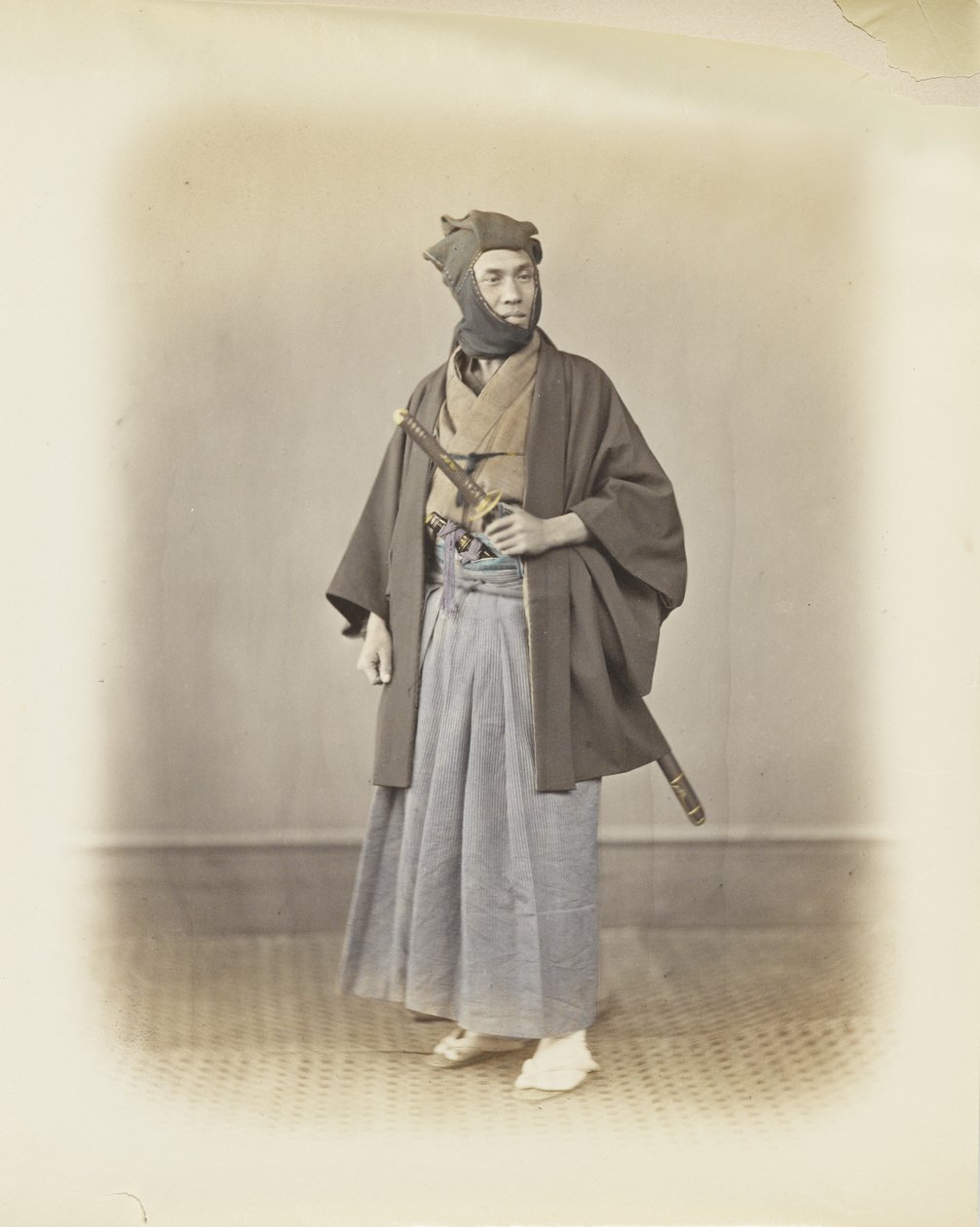 Japansk mann i tradisjonell kjole (håndfarget s/hv-bilde) av Japanese Photographer