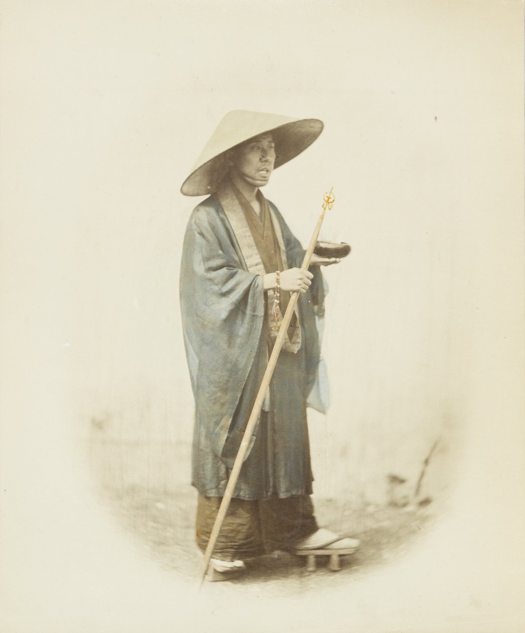 Japansk mann i tradisjonell kjole (håndfarget s/hv-bilde) av Japanese Photographer