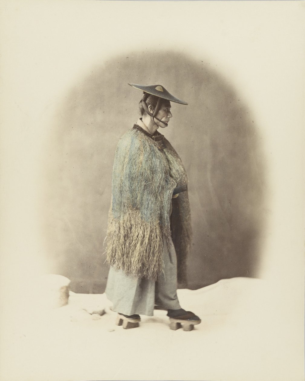 Japansk mann i tradisjonell kjole (håndfarget s/hv-bilde) av Japanese Photographer