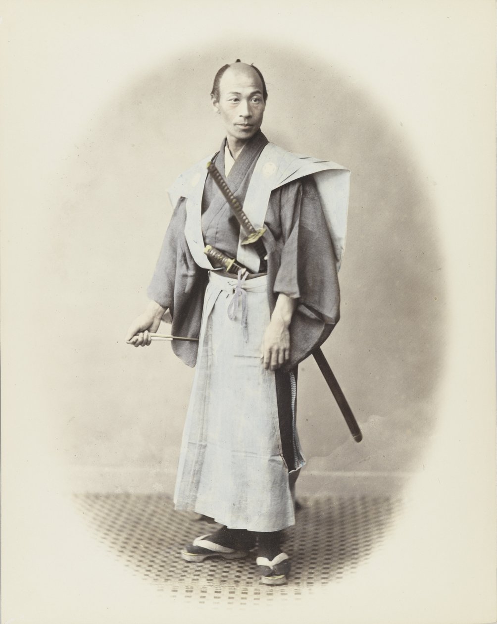 Japansk mann med sverd (håndfarget s/h-bilde) av Japanese Photographer
