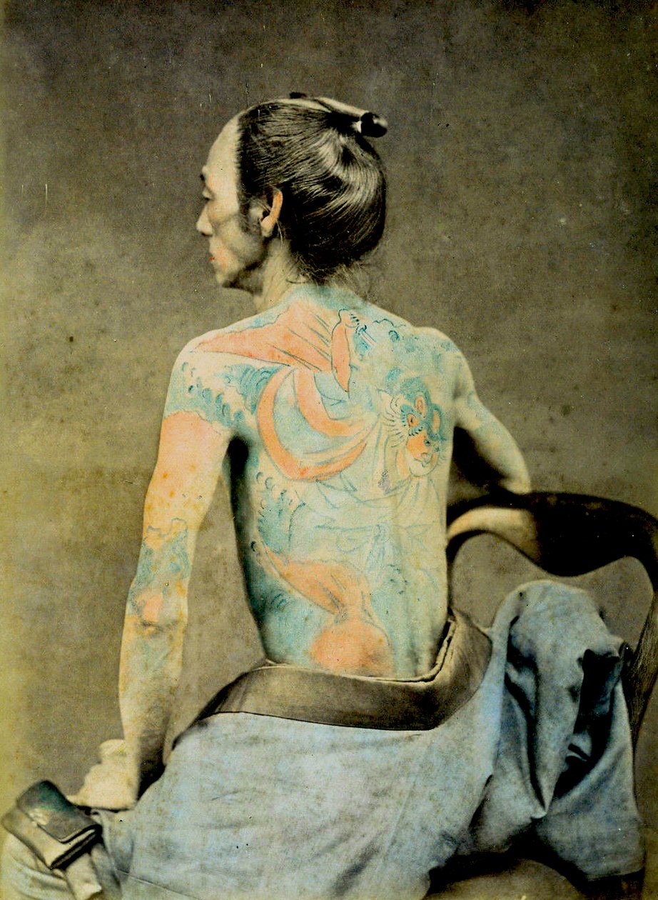 Japansk mann med tradisjonelle Irezumi-tatoveringer, ca. 1890 (håndfarget albumbilde) av Japanese Photographer