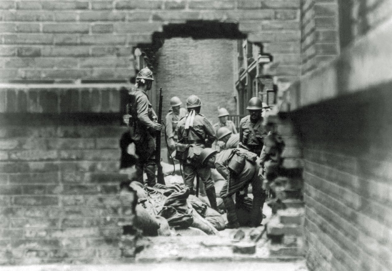 Japanske soldater er involvert i gatekamp i Shanghai, Kina, 1937 av Japanese Photographer