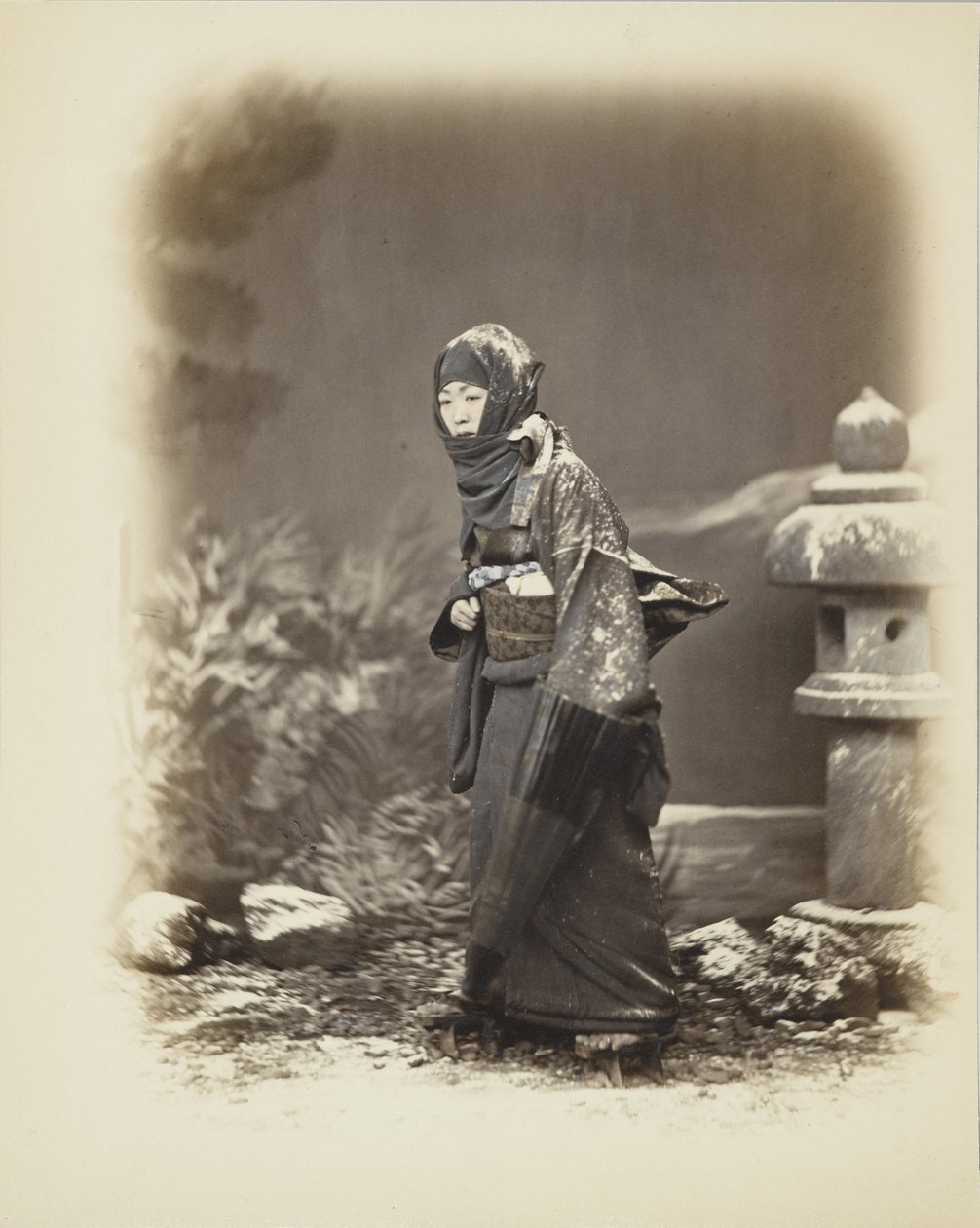 Japansk kvinne i snøen (håndfarget s/h-bilde) av Japanese Photographer