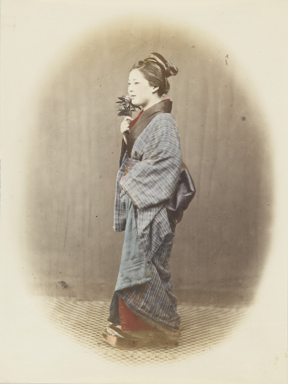 Japansk kvinne i tradisjonell kjole (håndfarget s/hv-bilde) av Japanese Photographer