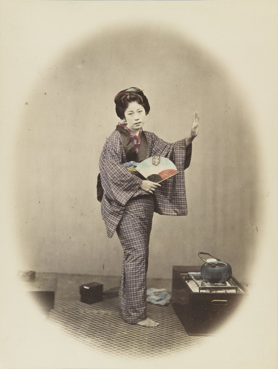 Japansk kvinne i tradisjonell kjole (håndfarget s/hv-bilde) av Japanese Photographer