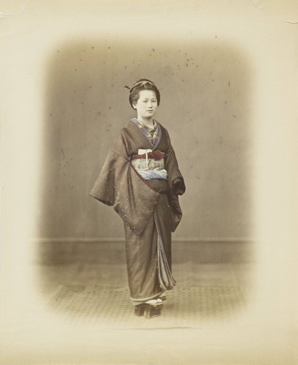 Japansk kvinne i tradisjonell kjole (håndfarget s/hv-bilde) av Japanese Photographer