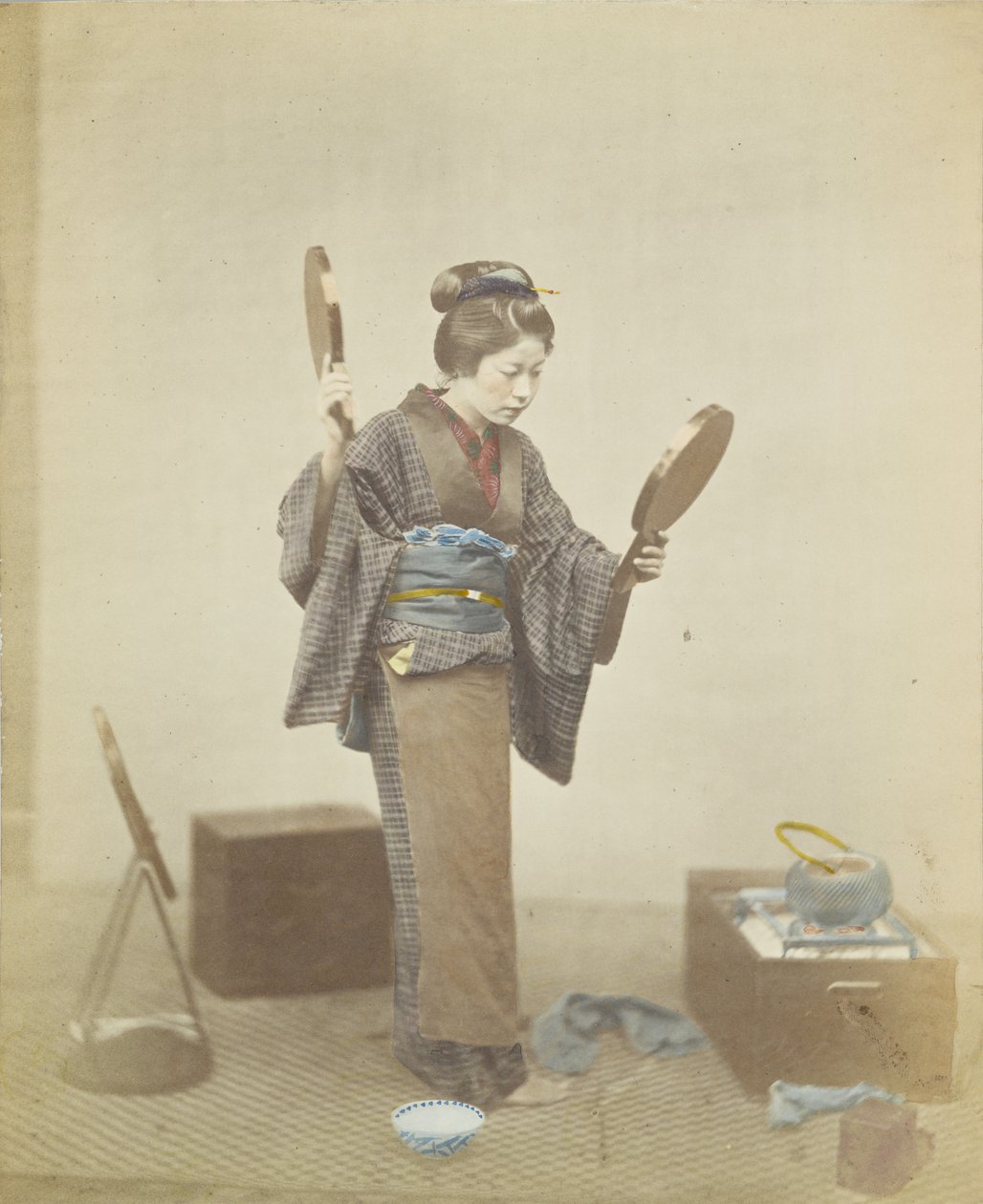 Japansk kvinne med speil (håndfarget s/hv-bilde) av Japanese Photographer