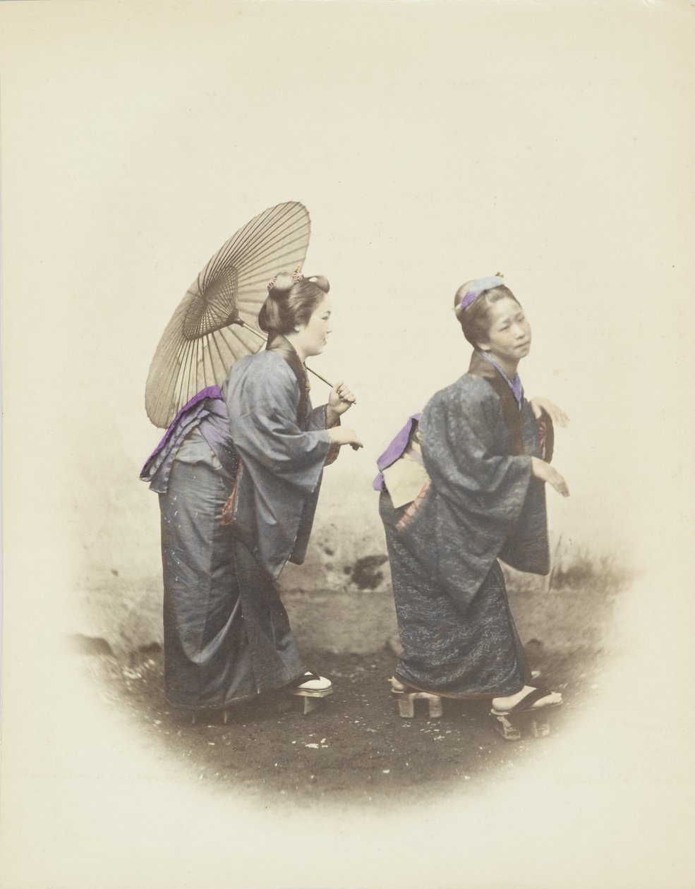 Japanske kvinner i tradisjonell kjole (håndfarget s/hv-bilde) av Japanese Photographer