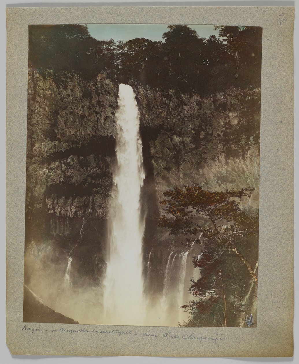Kegon Falls, Lake Chuzenji, Nikko, Japan (håndfarget svart/hvitt-bilde) av Japanese Photographer