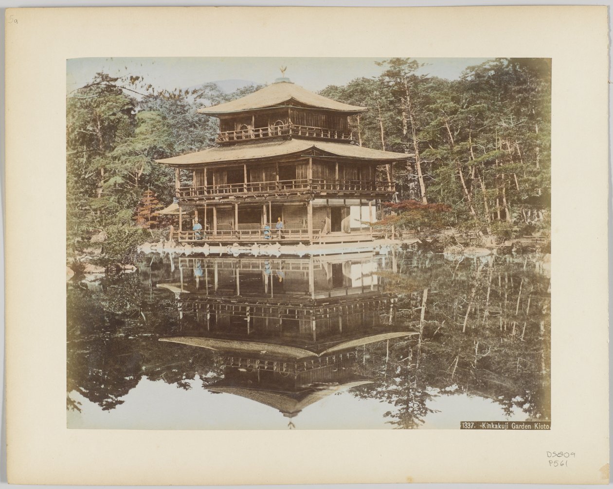 Kinkakuji Garden, Kyoto, Japan (håndfarget svart/hvitt-bilde) av Japanese Photographer