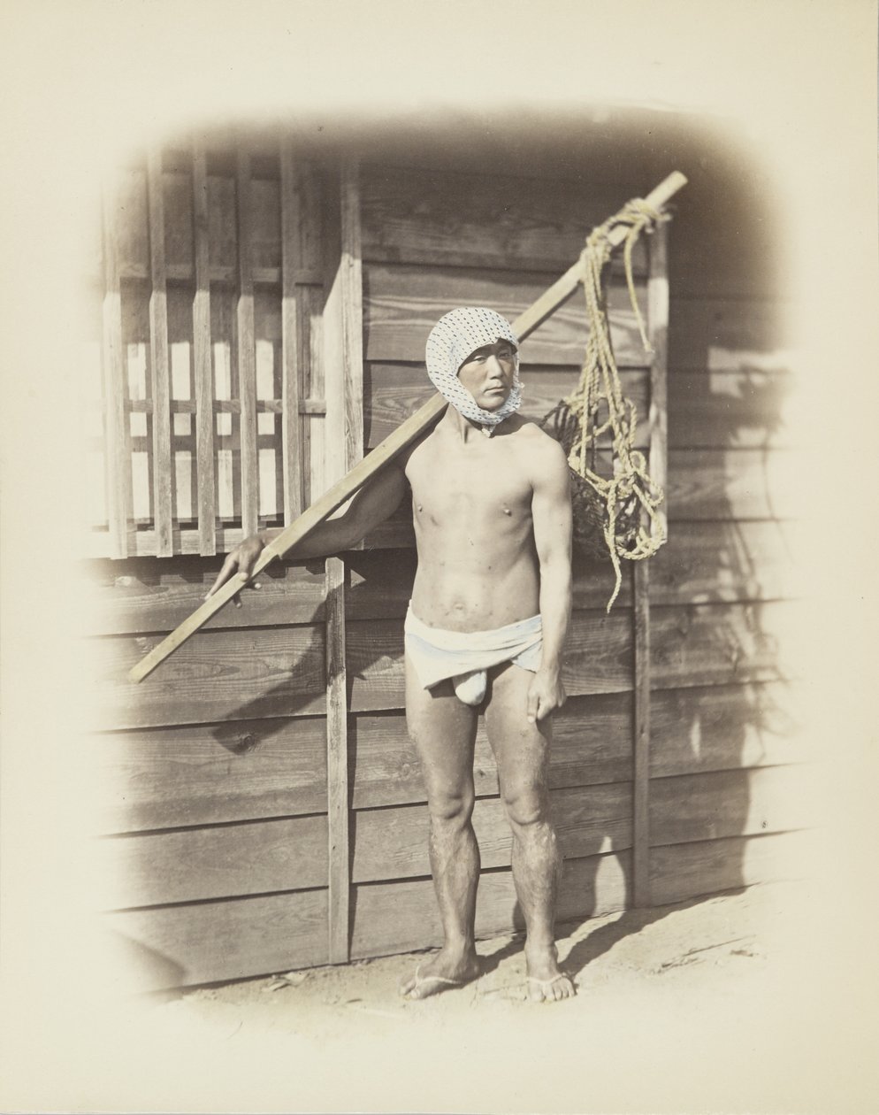 Mann med fiskekurv (håndfarget s/h-bilde) av Japanese Photographer