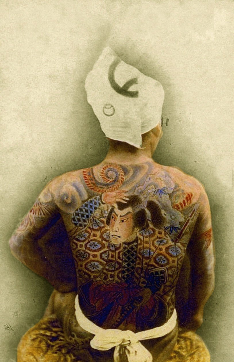 Mann med tradisjonell japansk Irezumi-tatovering, ca. 1880 (håndfarget albumbilde) av Japanese Photographer