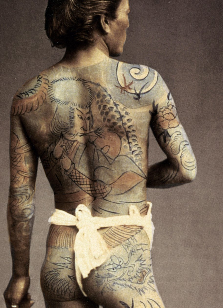 Mann med tradisjonell japansk Irezumi-tatovering, ca. 1880 av Japanese Photographer