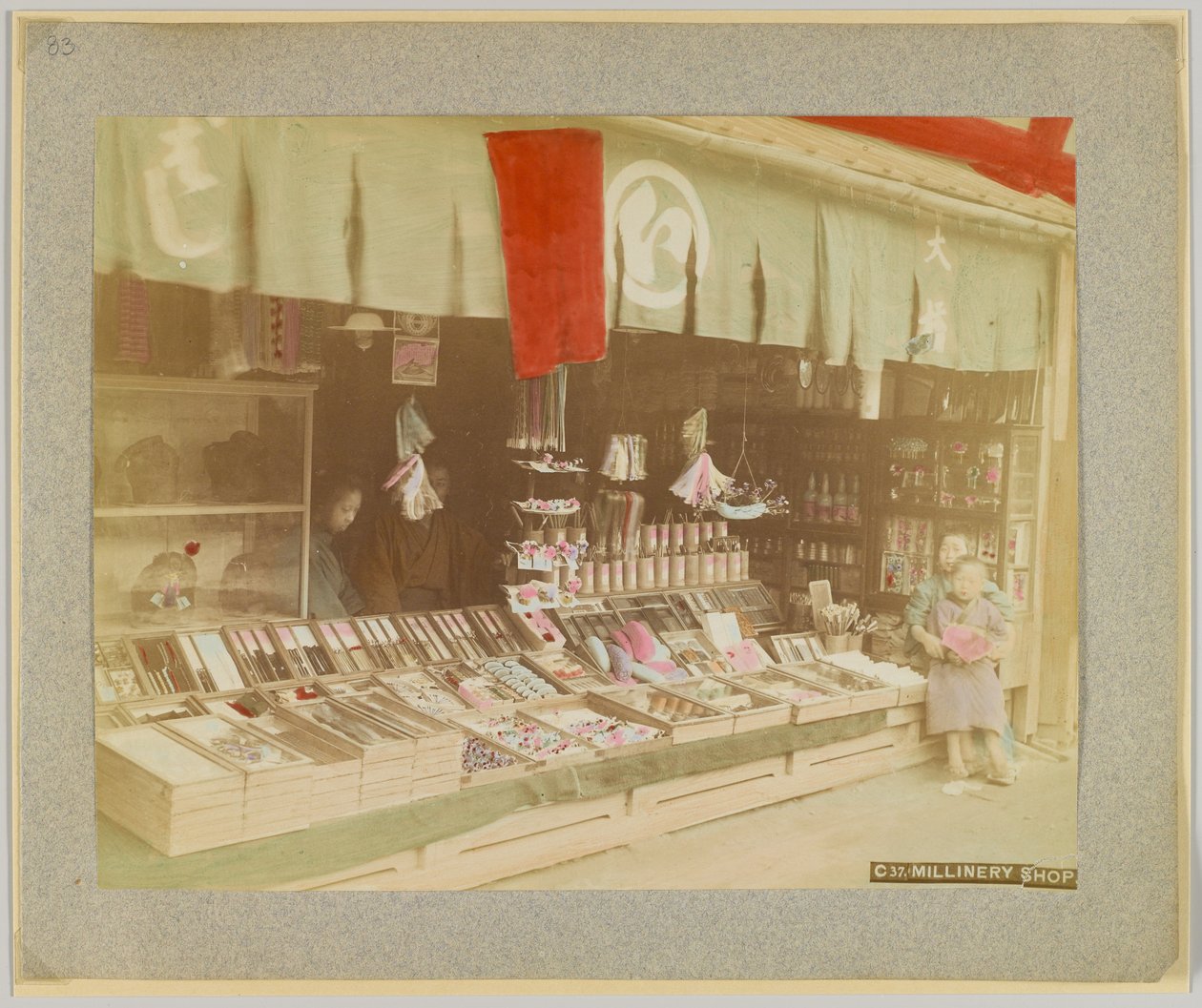 Millinery shop, Japan (håndfarget svart/hvitt-bilde) av Japanese Photographer