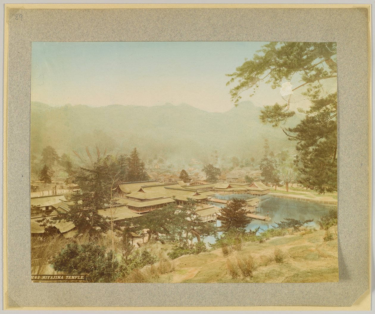 Miyajima Temple, Japan (håndfarget svart/hvitt-bilde) av Japanese Photographer