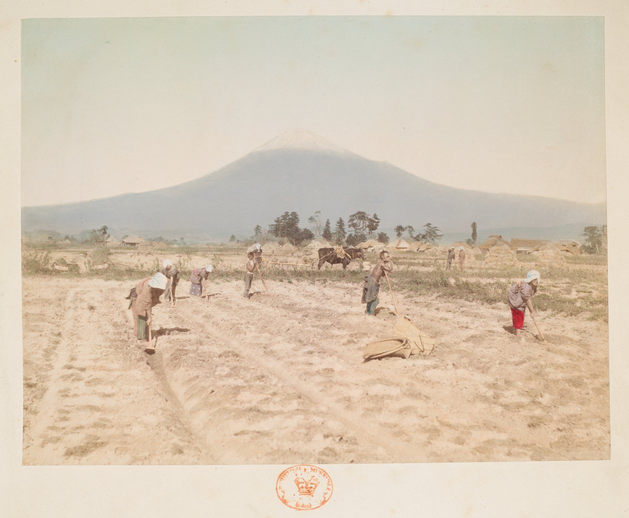 Fuji-fjellet og jordbruksland, fra A Book of Colored Photographs av utsikter i Japan av Japanese Photographer