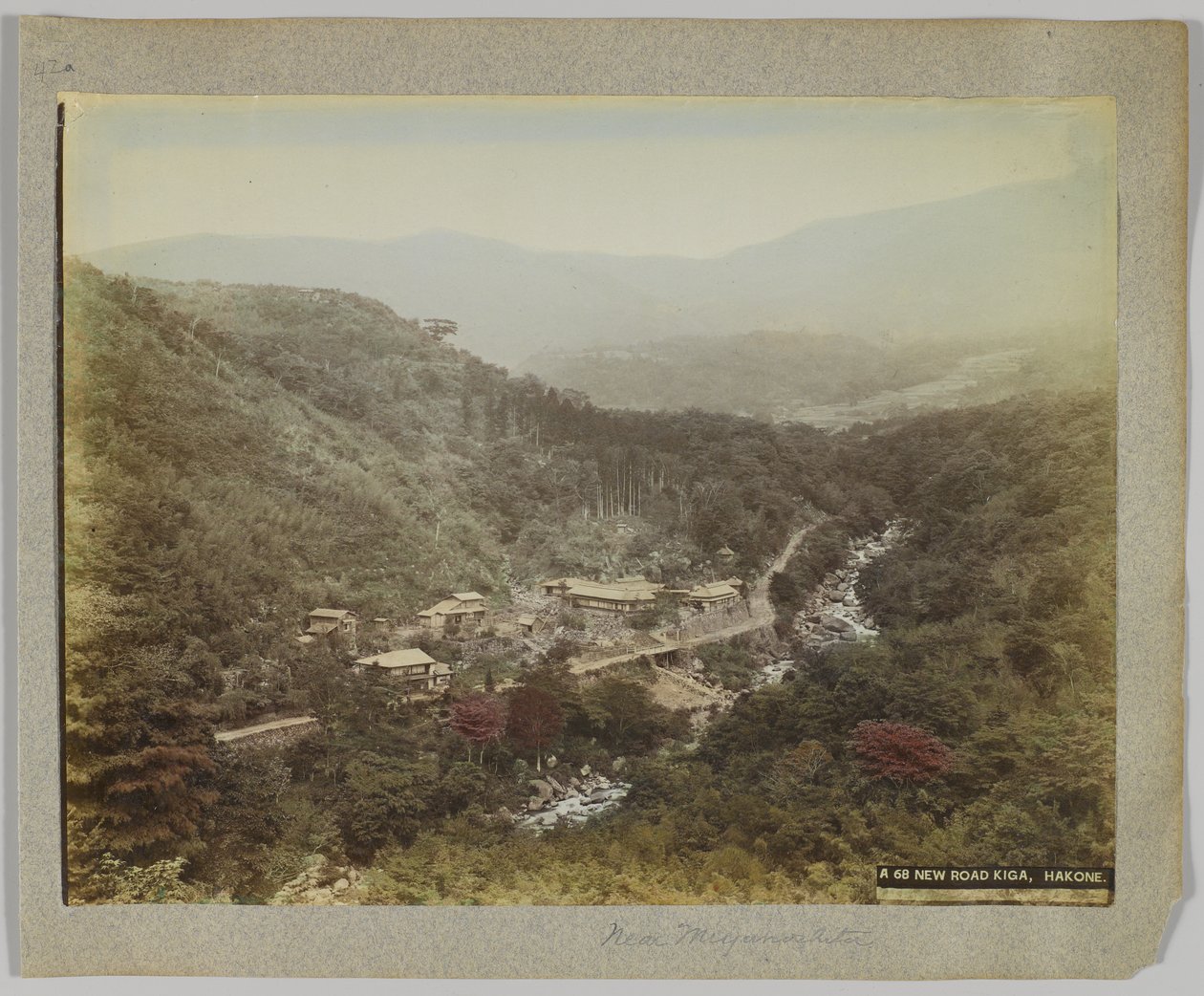 New Road, Kiga, nær Miyanoshita, Kanagawa Prefecture, Japan (håndfarget svart/hvitt-bilde) av Japanese Photographer