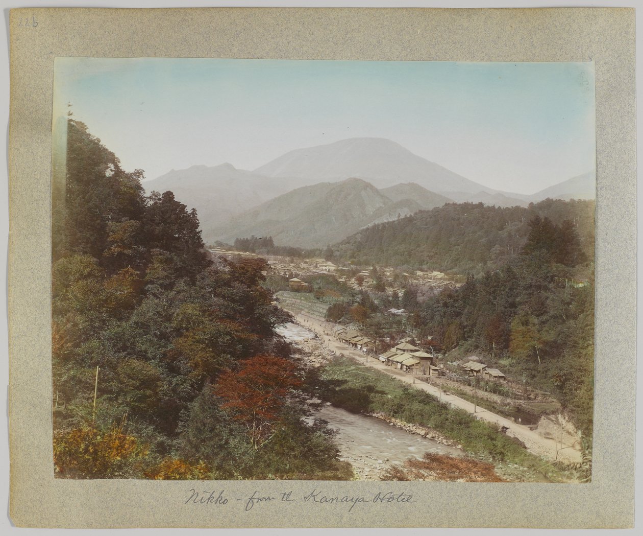 Nikko fra Kanaya Hotel, Japan (håndfarget svart/hvitt-bilde) av Japanese Photographer