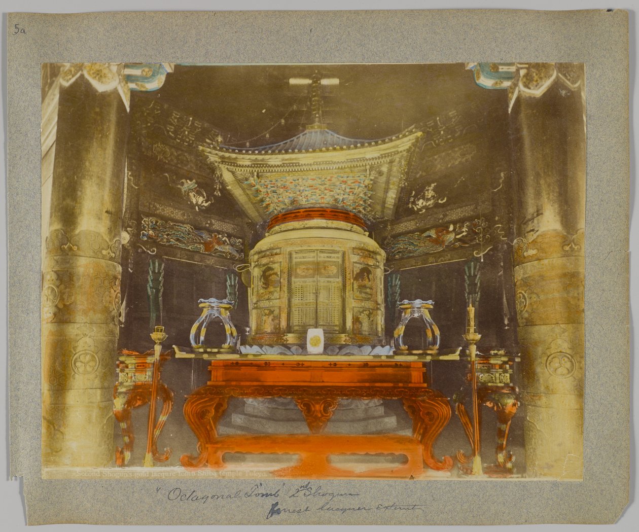 Octagonal Tomb of the 2nd Shogun, Shiba Park, Tokyo, Japan (håndfarget svart/hvitt-bilde) av Japanese Photographer