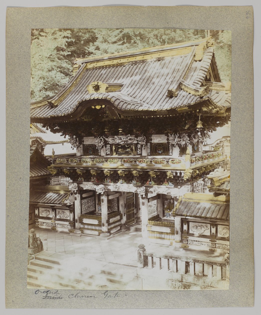 Utenfor den kinesiske porten, Tōshō-gū, Nikko, Japan (håndfarget svart/hvitt-bilde) av Japanese Photographer
