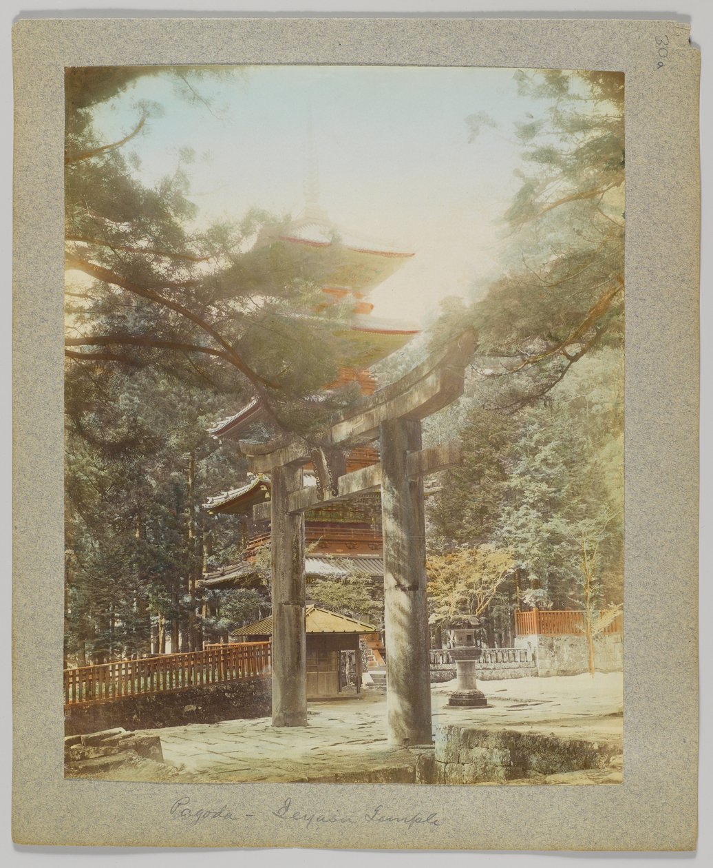 Pagoda i Tōshō-gū, Nikko, Japan (håndfarget svart/hvitt-bilde) av Japanese Photographer
