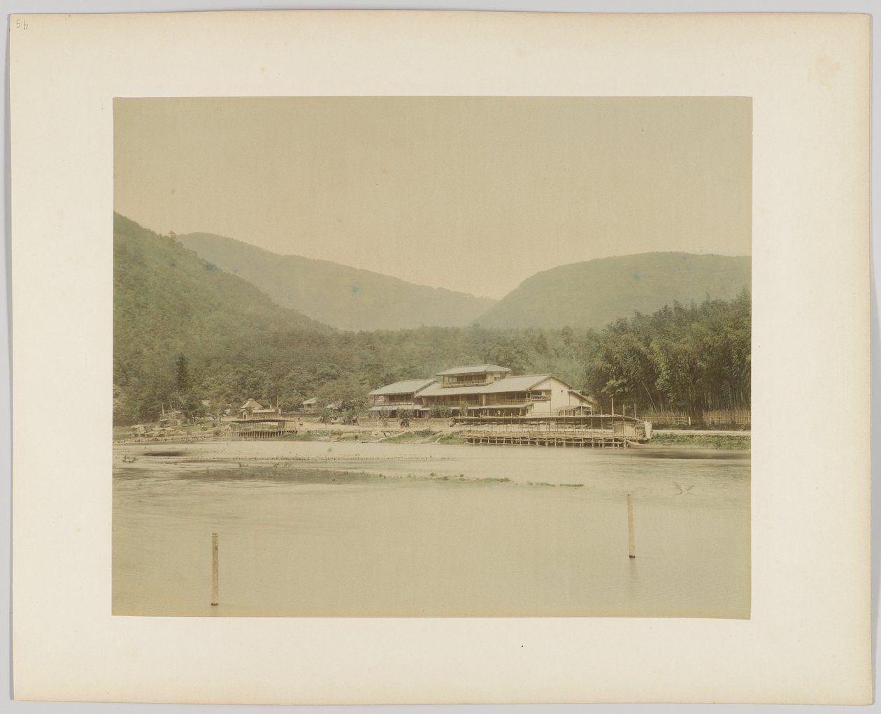 Elvelandskap, Japan (håndfarget svart/hvitt-bilde) av Japanese Photographer