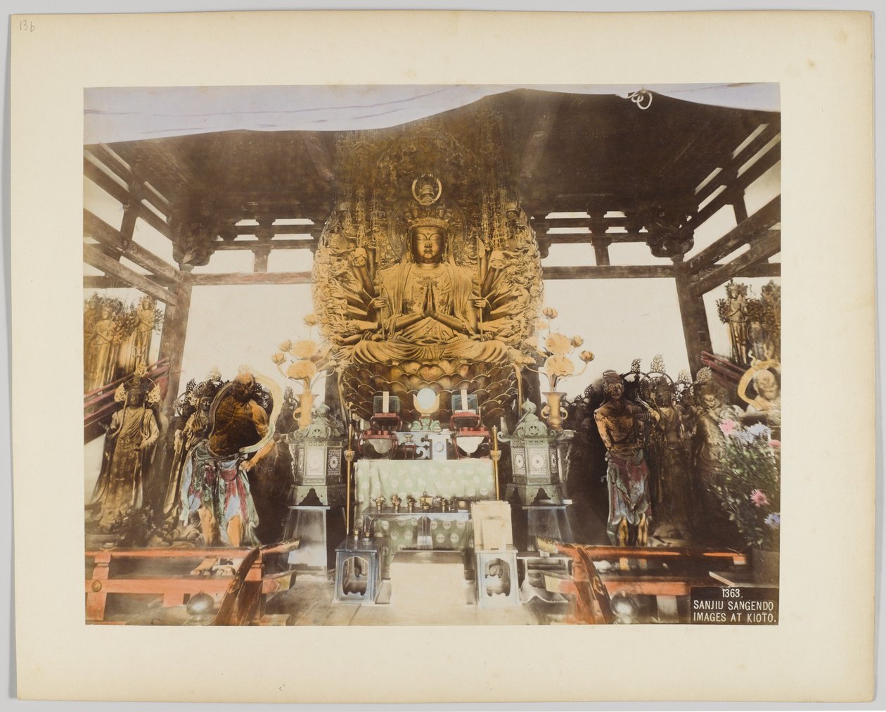 Sanjiu Sangendo-bilder i Kyoto, Japan (håndfarget svart/hvitt-bilde) av Japanese Photographer