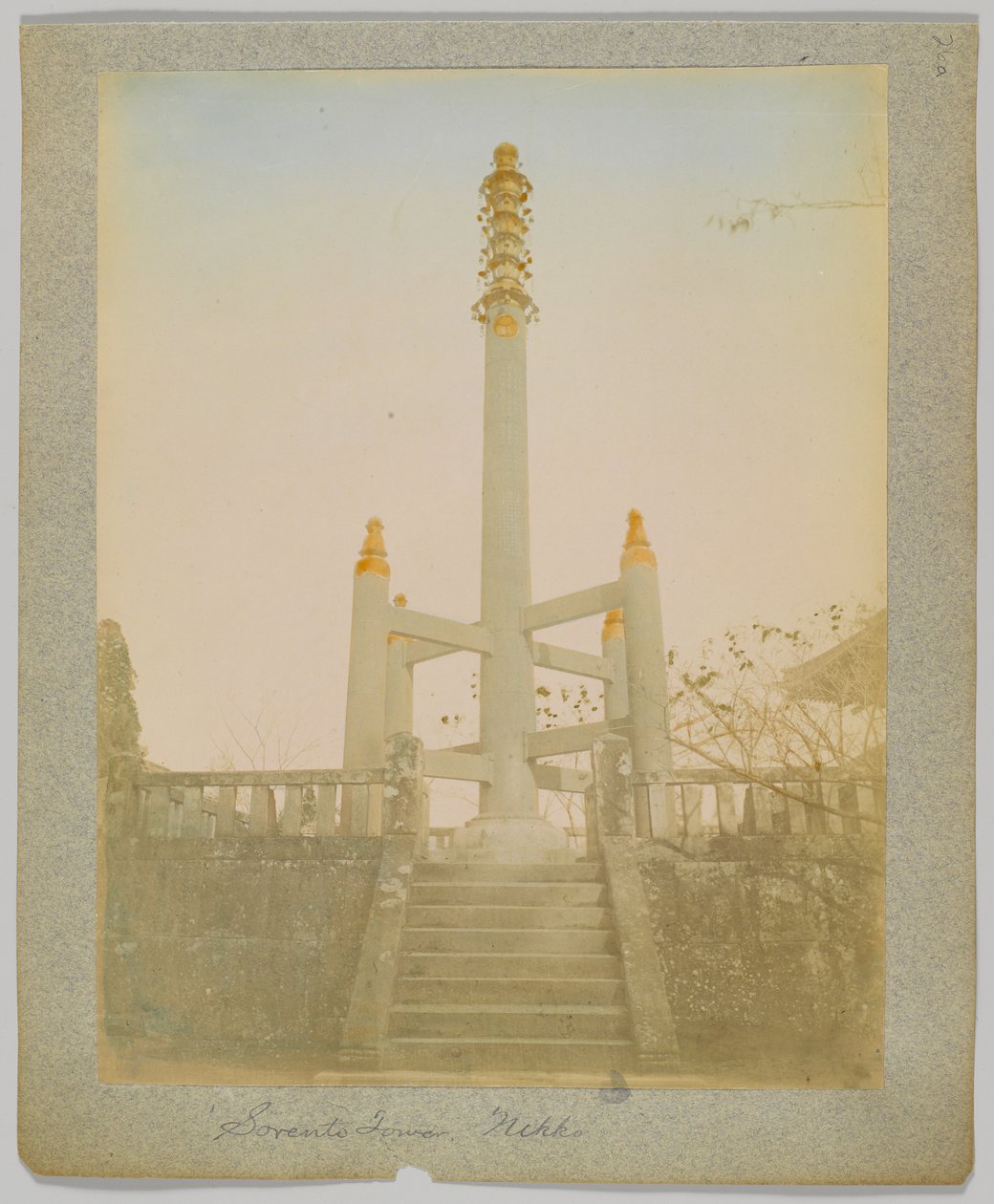 Sorento Tower, Nikko, Japan (håndfarget svart/hvitt-bilde) av Japanese Photographer