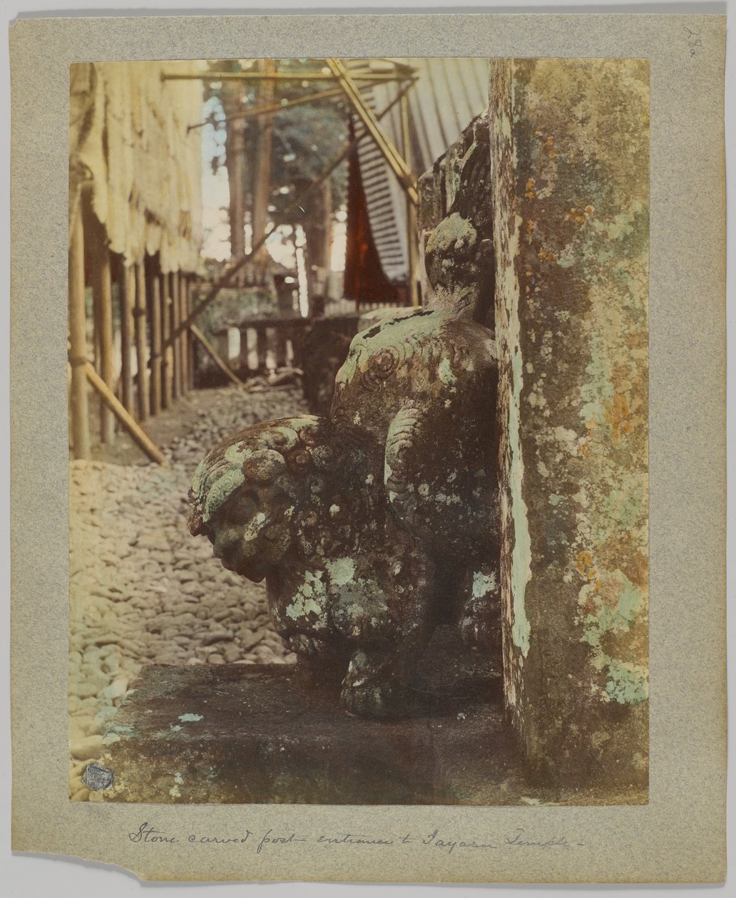 Steinskåret stolpe ved inngangen til Tōshō-gū, Nikko, Japan (håndfarget s/hv-bilde) av Japanese Photographer