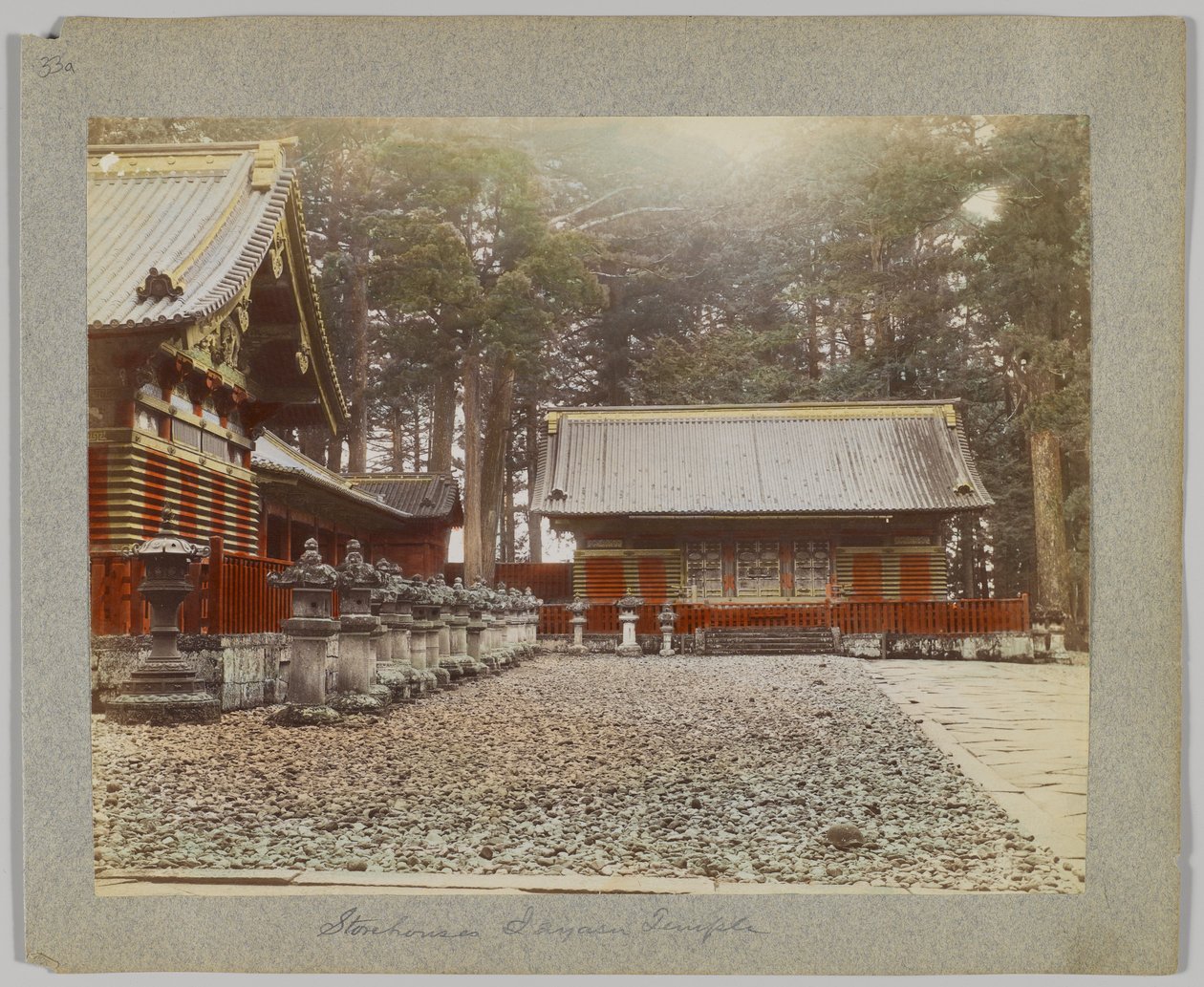 Butikkhus i Tōshō-gū, Nikko, Japan (håndfarget s/hvitt-bilde) av Japanese Photographer