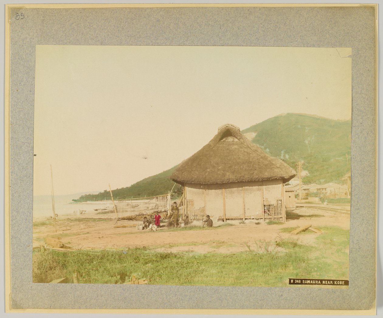Sumaura, nær Kobe, Japan (håndfarget svart/hvitt-bilde) av Japanese Photographer