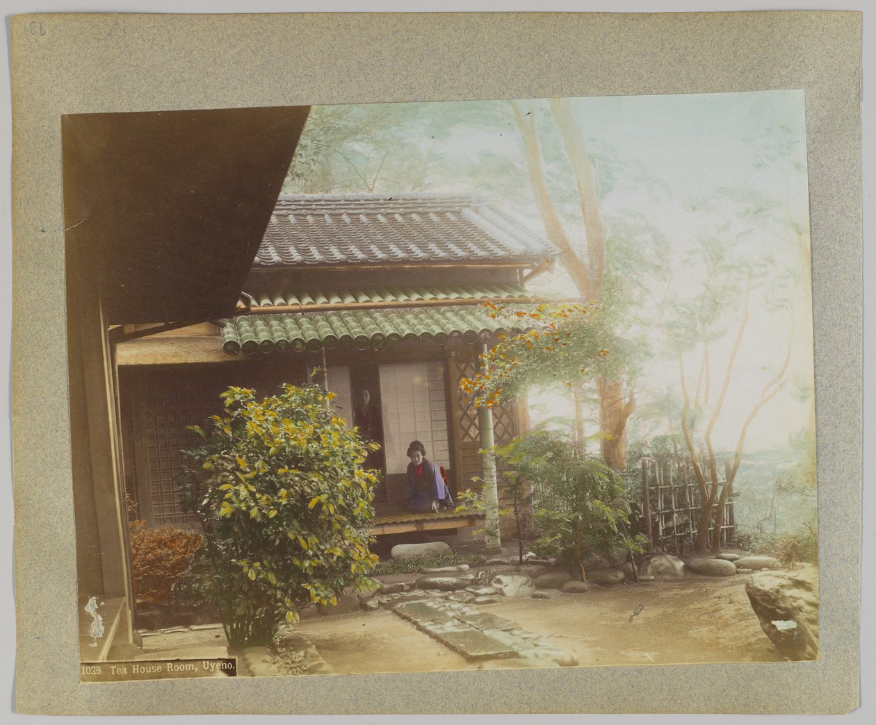 Tea House, Uyeno, Tokyo, Japan (håndfarget svart/hvitt-bilde) av Japanese Photographer