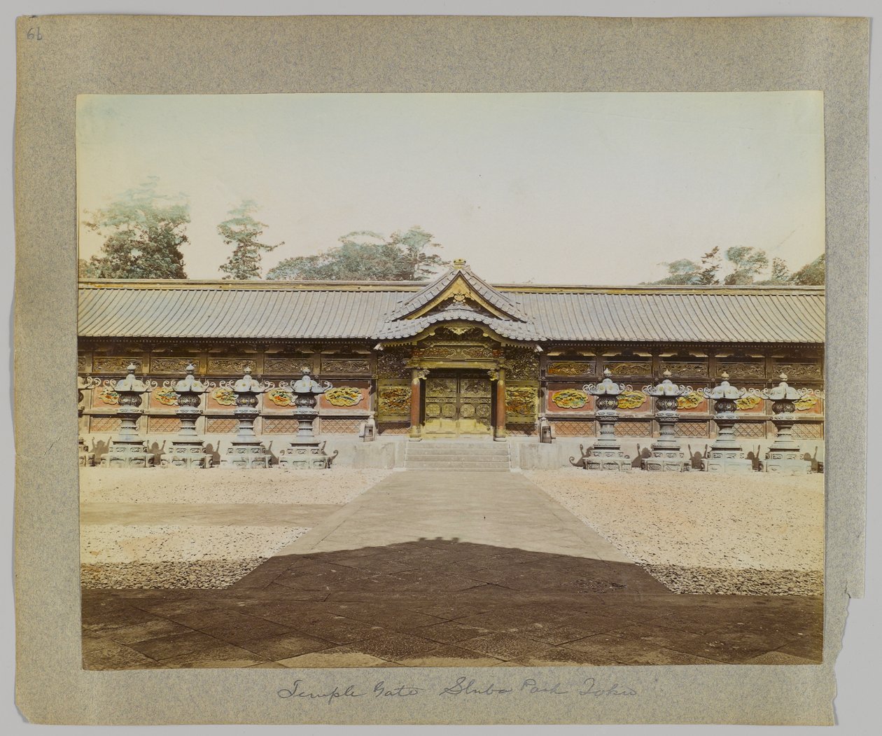 Temple Gate, Shiba Park, Tokyo, Japan (håndfarget svart/hvitt-bilde) av Japanese Photographer