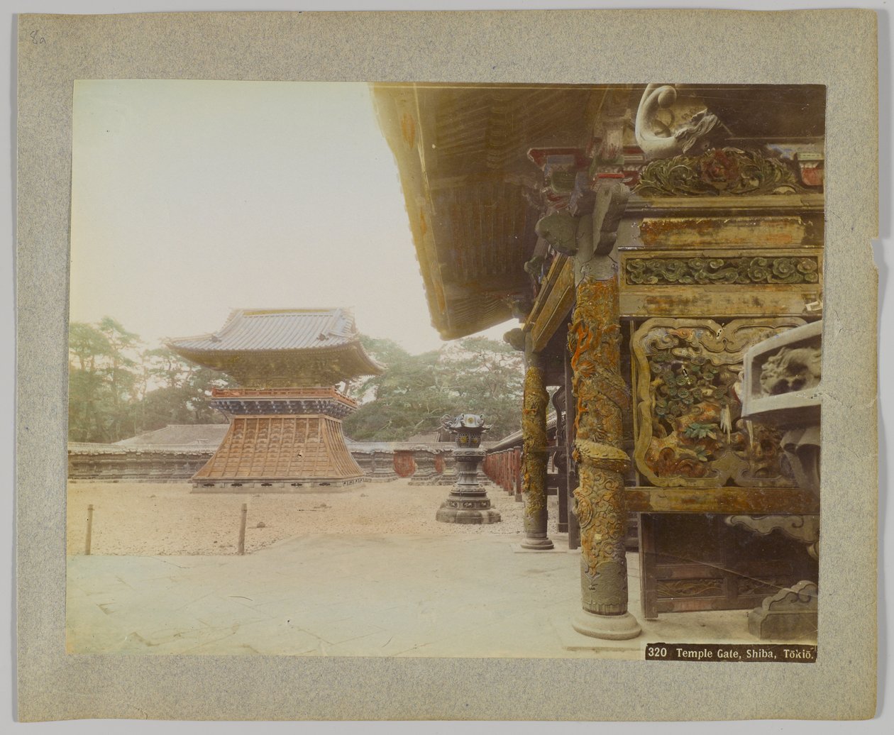 Temple Gate, Shiba Park, Tokyo, Japan (håndfarget svart/hvitt-bilde) av Japanese Photographer