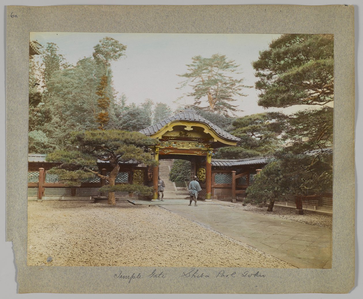 Temple Gate, Shiba Park, Tokyo, Japan (håndfarget svart/hvitt-bilde) av Japanese Photographer