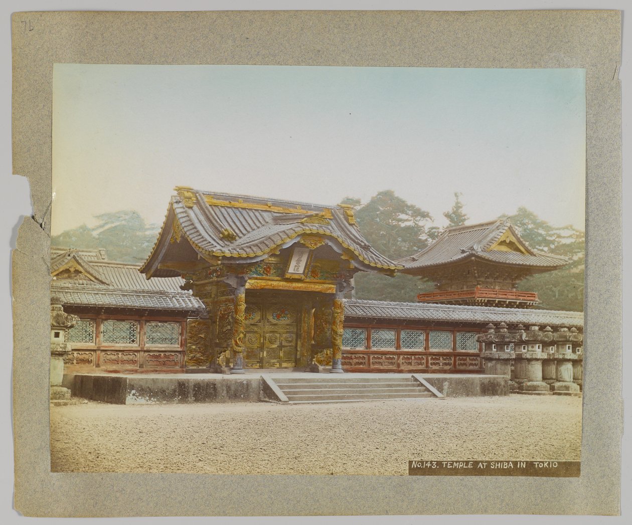 Tempel i Shiba Park, Tokyo, Japan (håndfarget svart/hvitt-bilde) av Japanese Photographer