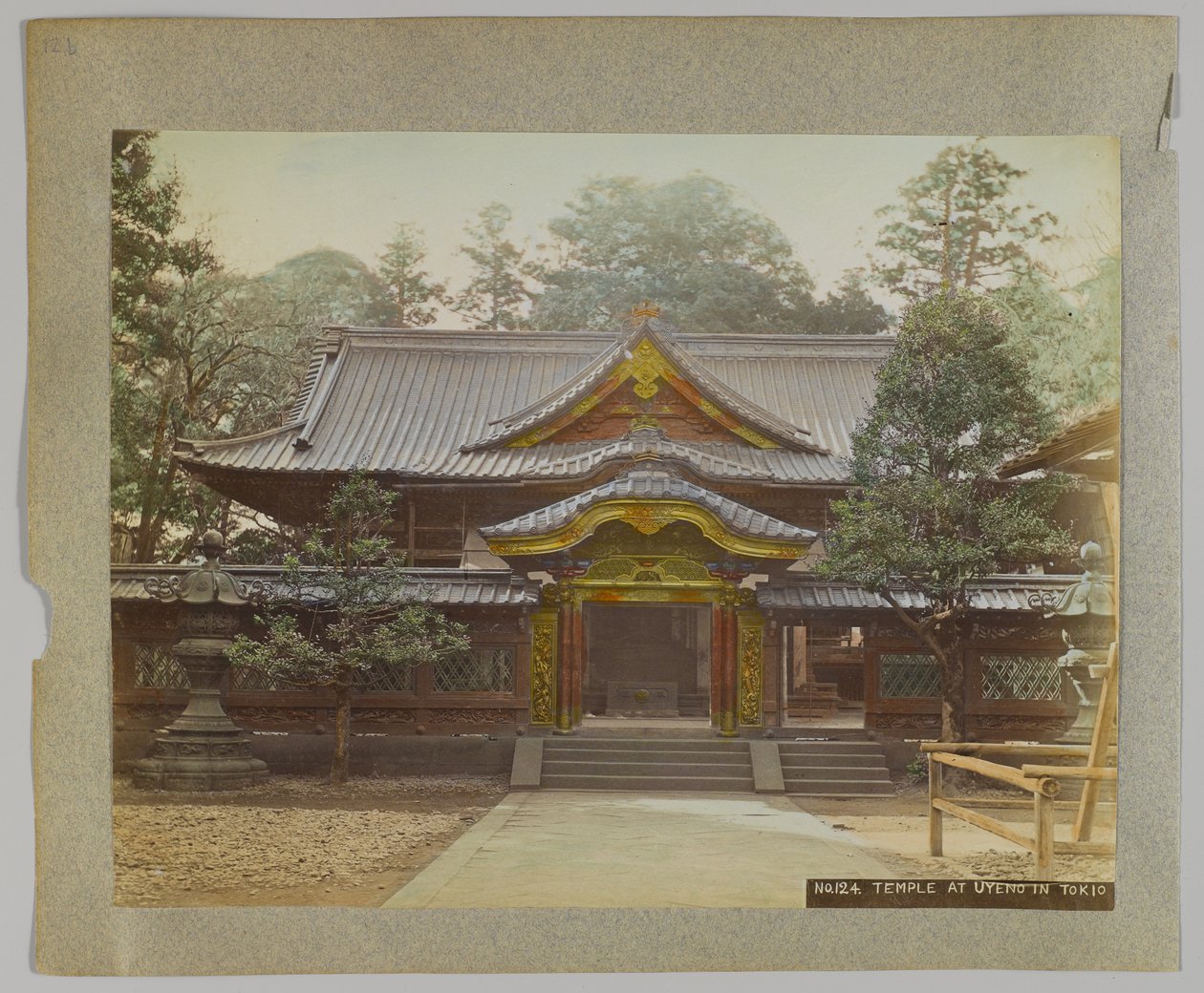 Tempel i Uyeno, Tokyo, Japan (håndfarget svart/hvitt-bilde) av Japanese Photographer