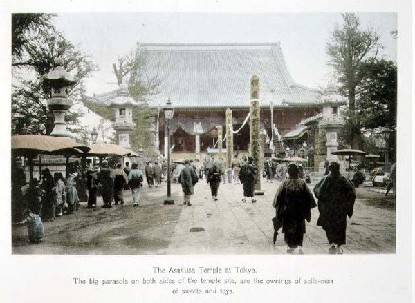 Asakusa-tempelet i Tokyo, ca. 1880 (håndfarget albumtrykk på kort) av Japanese Photographer