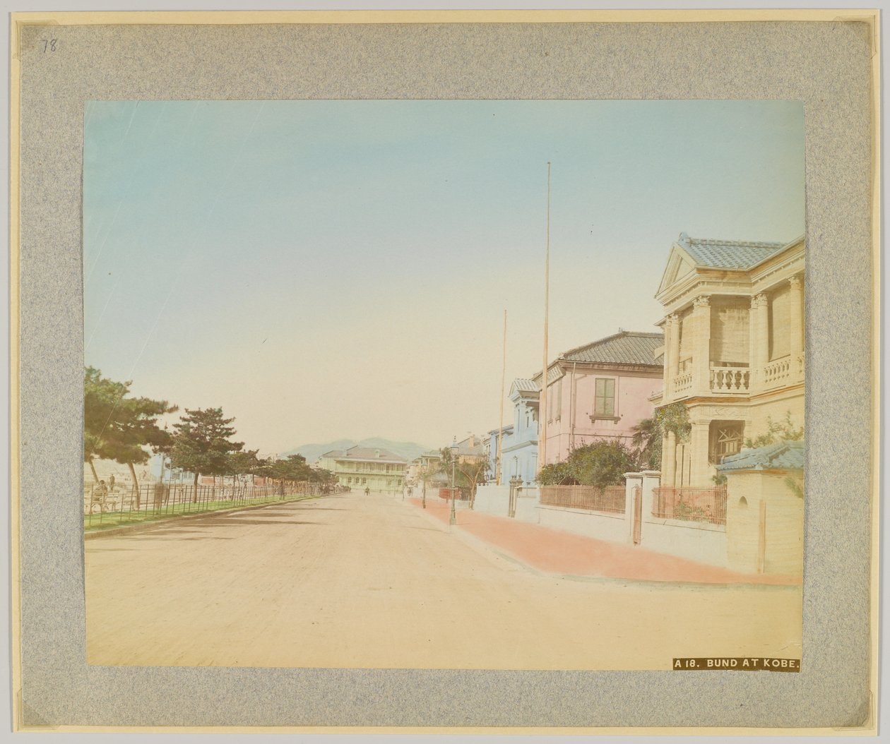 The Bund, Kobe, Japan (håndfarget svart/hvitt-bilde) av Japanese Photographer