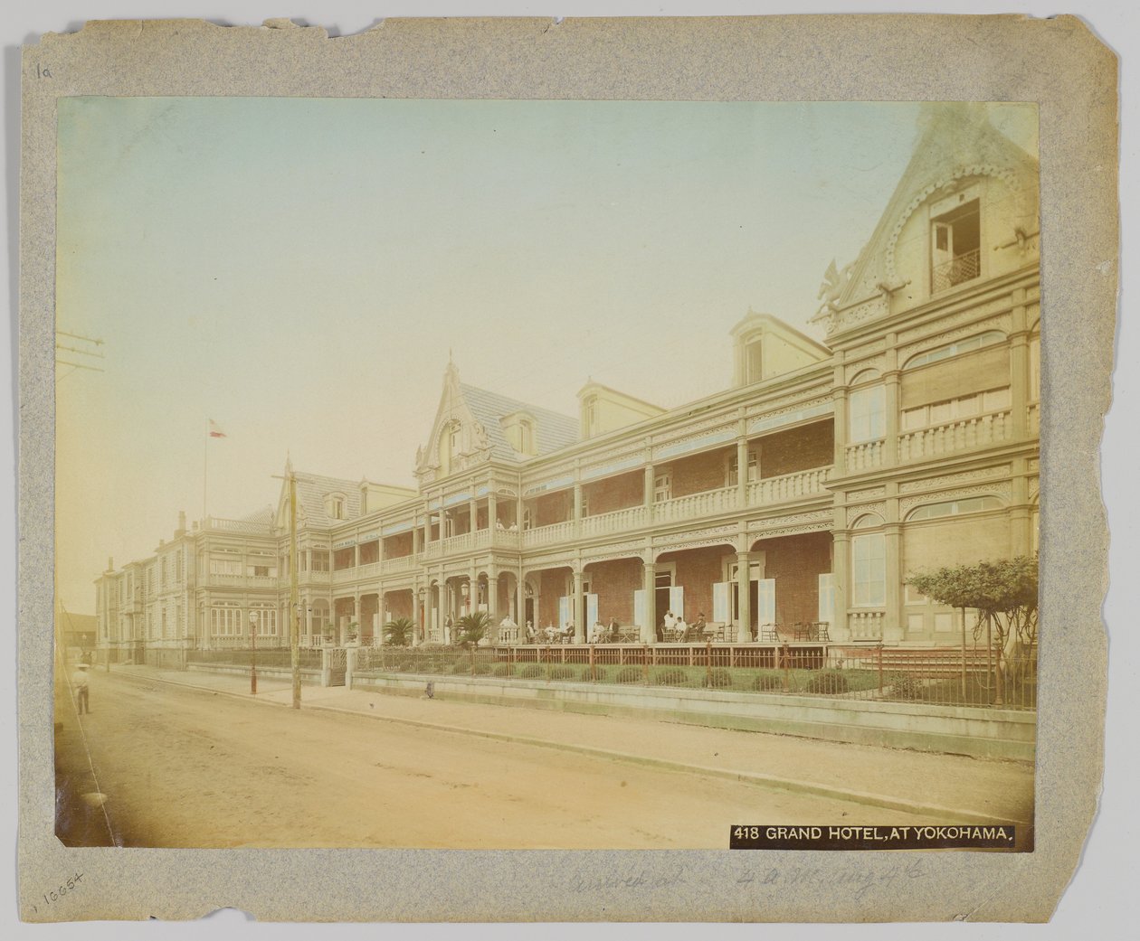 The Grand Hotel i Yokohama, Japan (håndfarget s/h-bilde) av Japanese Photographer
