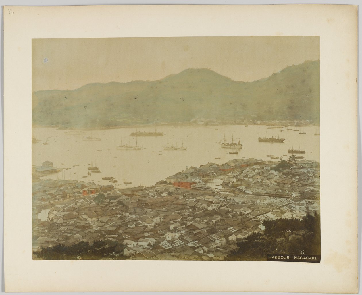 Havnen i Nagasaki, Japan (håndfarget svart/hvitt-bilde) av Japanese Photographer