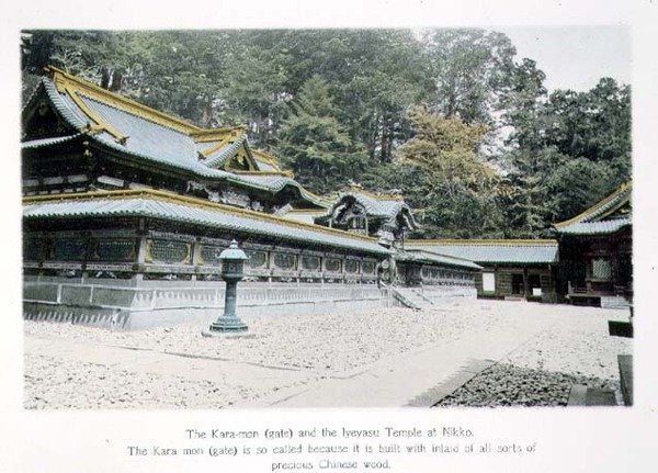 Kara-mon (porten) og Iyeyasu-tempelet ved Nikko av Japanese Photographer