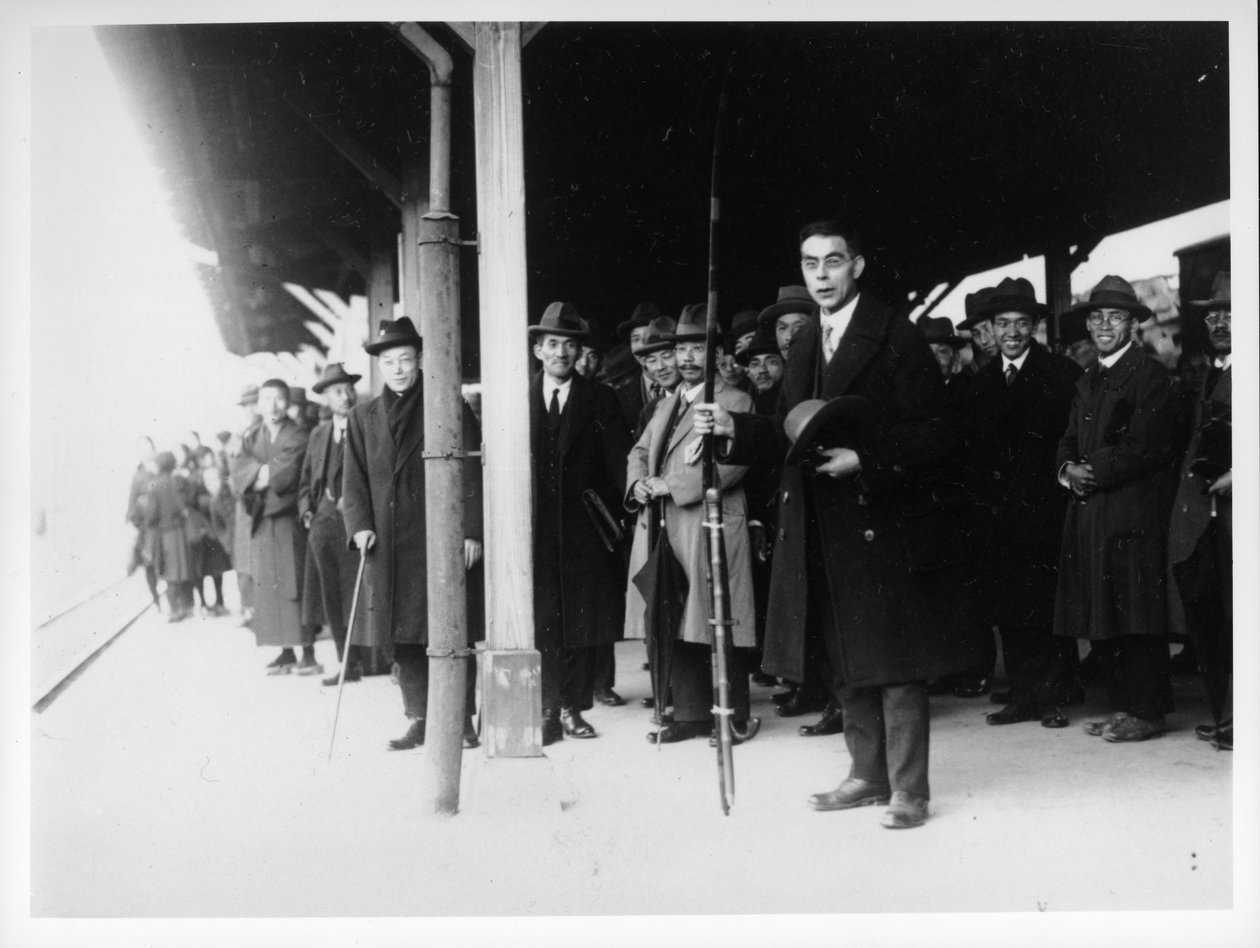 Pastor Richards holder buen og forlot Yamaguchi stasjon i 1927 av Japanese Photographer