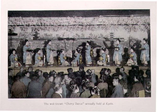 Den velkjente "Cherry Dance" som holdes årlig i Kyoto, ca. 1880 (håndfarget albumtrykk på kort) av Japanese Photographer