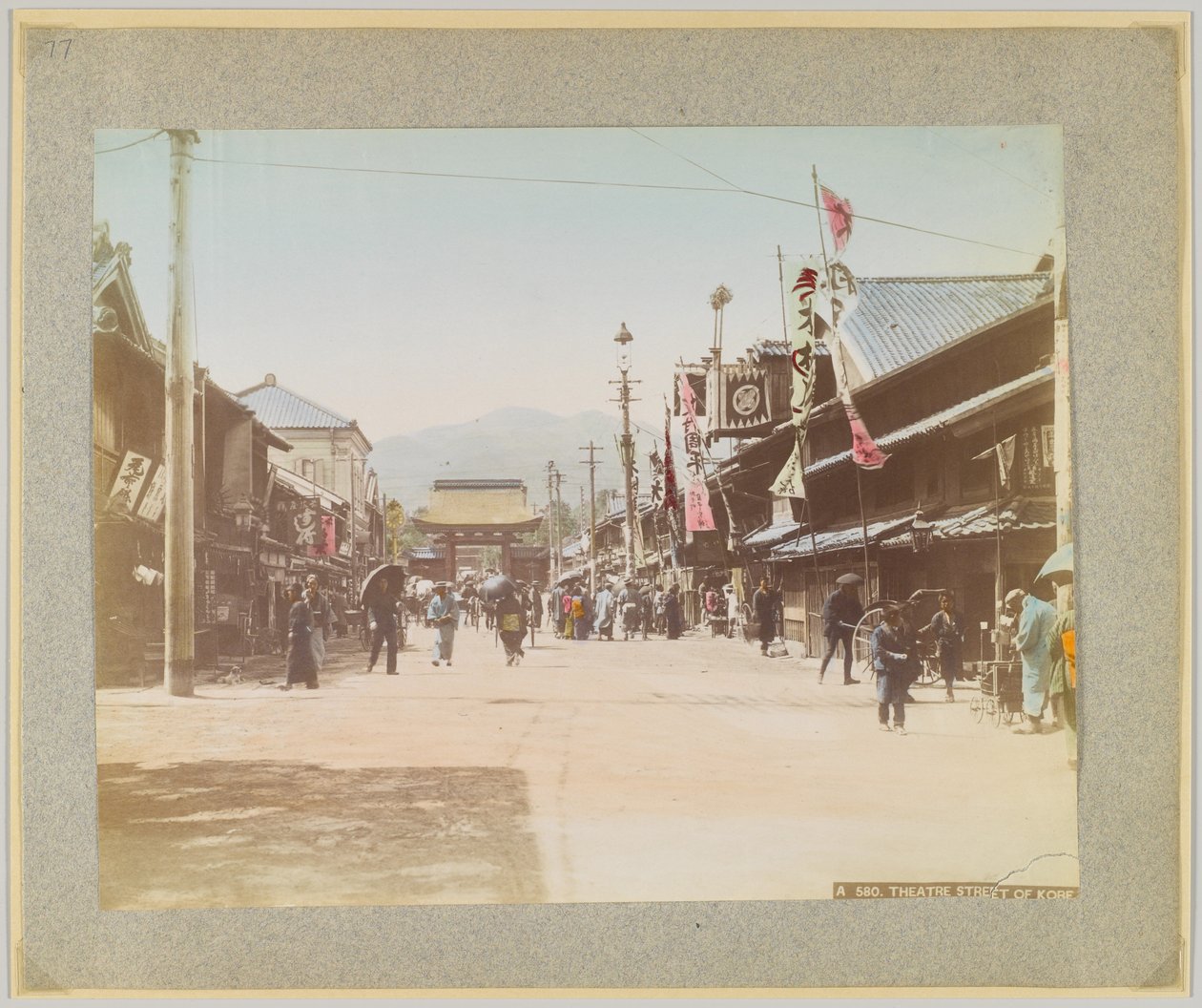 Theatre Street, Kobe, Japan (håndfarget svart/hvitt-bilde) av Japanese Photographer